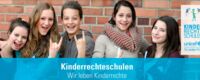 Auf dem Bild sieht man Jugendliche und das UNICEF Logo mit Thema Kinderrechteschule.