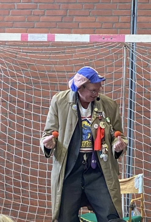 Der Zauberer Hektor der Gaukler Der Zauberer Hektor der Gaukler in der Turnhalle der DGS